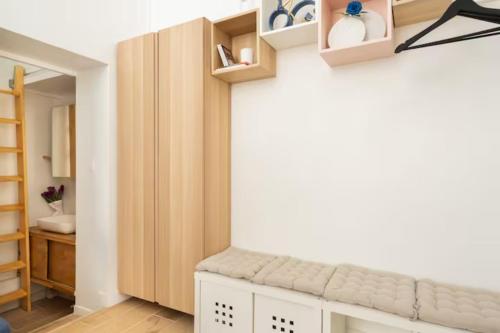 une chambre avec un banc et un placard dans l'établissement Paris 9e Super Loft, à Paris