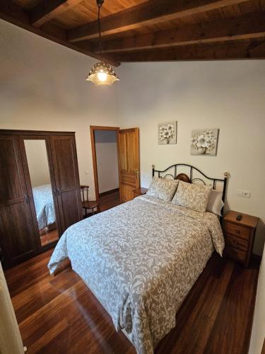 a bedroom with a bed and a wooden floor at La Pipa in Cangas de Onís