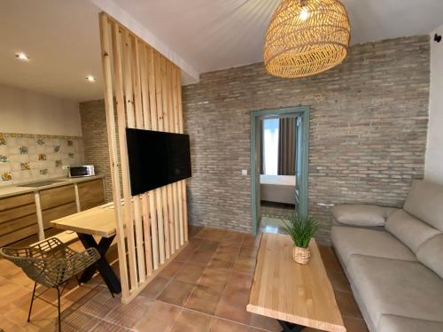 una sala de estar con un sofá y una mesa en Apartamento Isaac Peral 1, en Chipiona