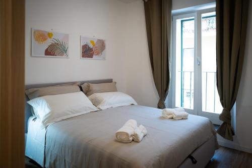 a bedroom with a bed with towels on it at Mamma Maria PT in Monterotondo
