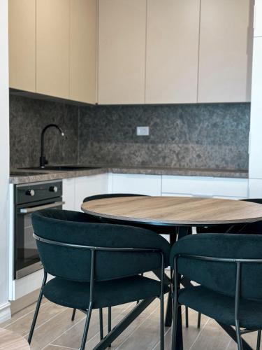 una cucina con tavolo e sedie in legno di Luxury apartment 4 Struga a Struga