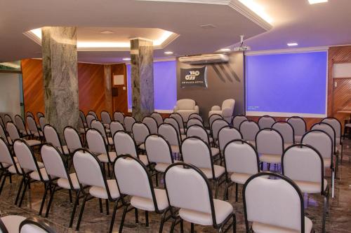 a row of chairs in a room with a screen at HD Plaza Hotel in Assis