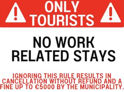 a sign that reads only tourists no work related stays at Chalet 4-5 Pers in Epe F16 Van alle gemakken voorzien Max aantal volwassenen is 4 in Epe