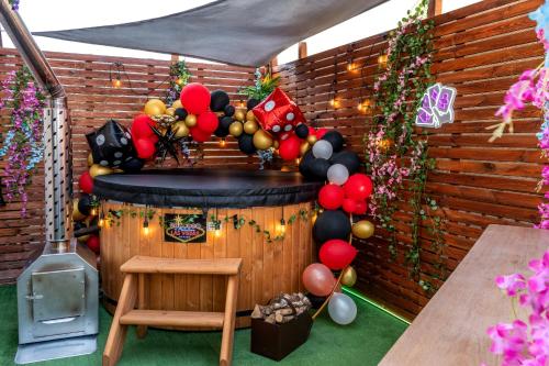 a room with a bunch of balloons and a table at Apartament Morskie Vegas Łeba in Łeba