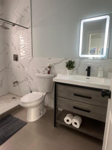 Un baño de Enjoy New York and Manhattan from Jersey City