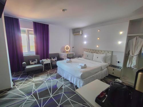 Ένα ή περισσότερα κρεβάτια σε δωμάτιο στο Amethyst House Therme & Bucharest Otopeni Airport