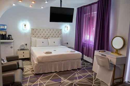 Ένα ή περισσότερα κρεβάτια σε δωμάτιο στο Amethyst House Therme & Bucharest Otopeni Airport