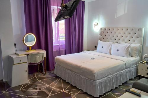 Ένα ή περισσότερα κρεβάτια σε δωμάτιο στο Amethyst House Therme & Bucharest Otopeni Airport