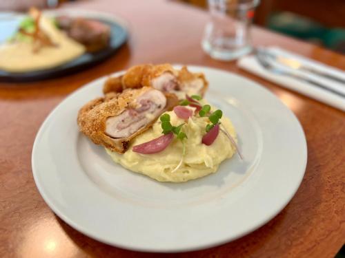 ホテルの敷地内または近くでの食事または食べ物