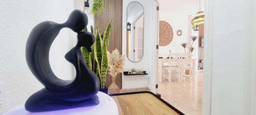 un oggetto nero seduto su un tavolo in una stanza di Natural Home Beach - Apartamento con aire a Roquetas de Mar