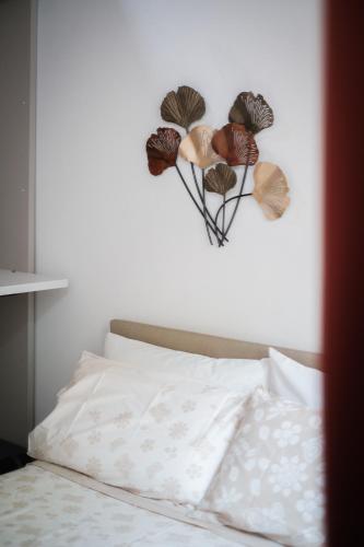 a wall with a heart shaped decoration on a bed at Mamma Maria P1 in Monterotondo