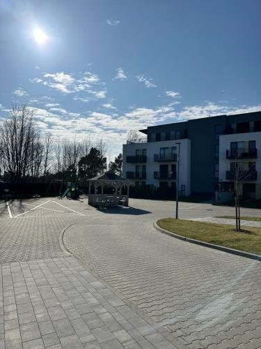 Un estacionamiento vacío frente a un edificio en LuxFlats Apartament Boho, en Jastrzębia Góra