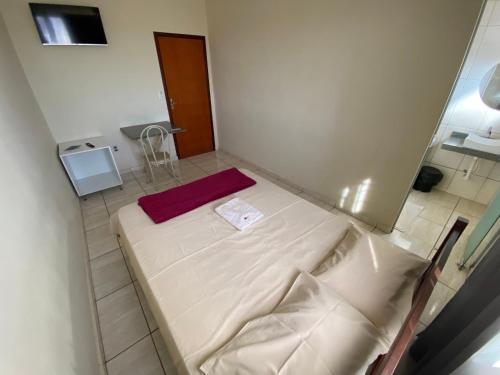 a small bedroom with a bed in a room at Hotel Londe in Patrocínio