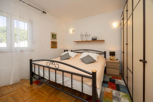 a bedroom with a bed and a window at Apartment Hubi in Klis