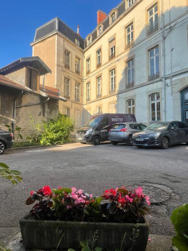 une rue avec des voitures garées devant un bâtiment dans l'établissement Appartement - Dijon centre, à Dijon