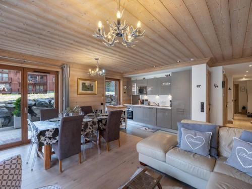 un salon avec un canapé et une salle à manger dans l'établissement Appartement cosy, proche des pistes à Courchevel, 7 pers, parking, terrasse et WIFI - FR-1-563-25, à Courchevel