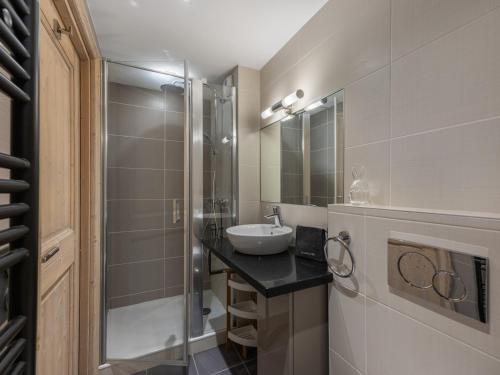 une salle de bain avec un lavabo et une douche dans l'établissement Appartement cosy, proche des pistes à Courchevel, 7 pers, parking, terrasse et WIFI - FR-1-563-25, à Courchevel