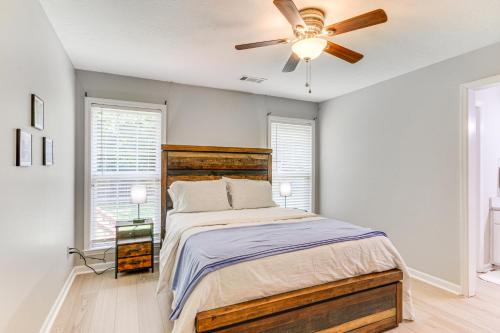 Кровать или кровати в номере Sunny Augusta Home Golf, Shop, Explore!