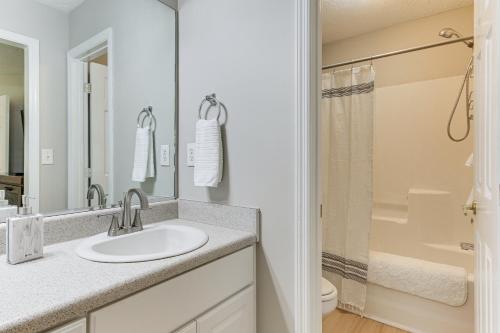 Ванная комната в Sunny Augusta Home Golf, Shop, Explore!
