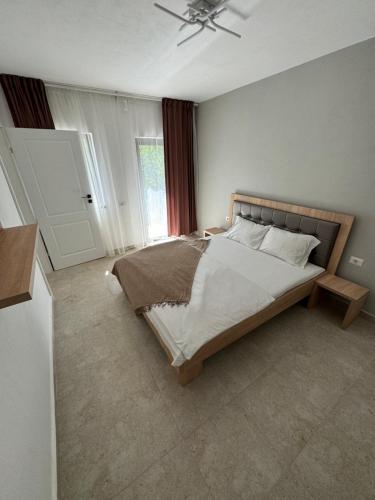 a bedroom with a bed and a ceiling fan at Twin Villa in Văliug