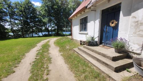 Gallery image of Winnica Niebò - domek z balią nad jeziorem in Mezowo