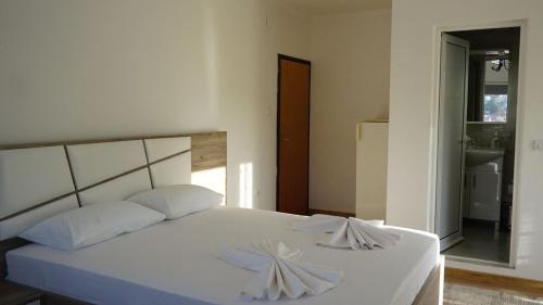 Postel nebo postele na pokoji v ubytování Guesthouse Sinani