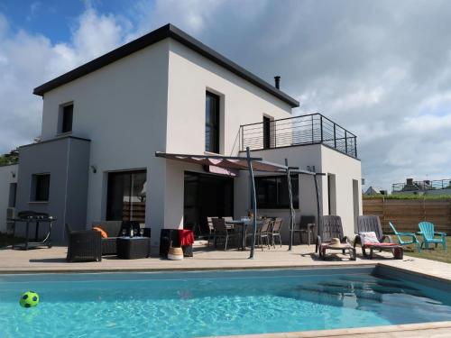 une maison avec une piscine devant dans l'établissement Holiday Home Lagon bleu by Interhome, à Tréffiagat