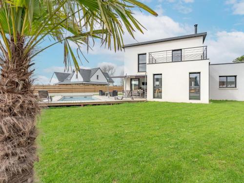 une maison avec un palmier en face d'une cour dans l'établissement Holiday Home Lagon bleu by Interhome, à Tréffiagat