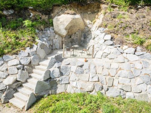 un camino de piedra con un banco y una roca en Holiday Home Villa torni by Interhome, en Heinävesi