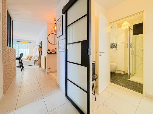 - un couloir avec une porte en verre menant à une salle de bains dans l'établissement Canta Galet - Wifi, AC, Parking, 4pers, à Nice