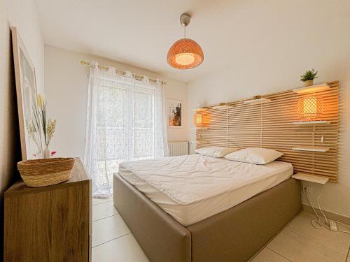 une chambre avec un grand lit avec une fenêtre dans l'établissement Canta Galet - Wifi, AC, Parking, 4pers, à Nice