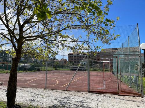 Tenis a/nebo squash v ubytování Apartamento en Boiro- Colores del Barbanza Rosa nebo okolí