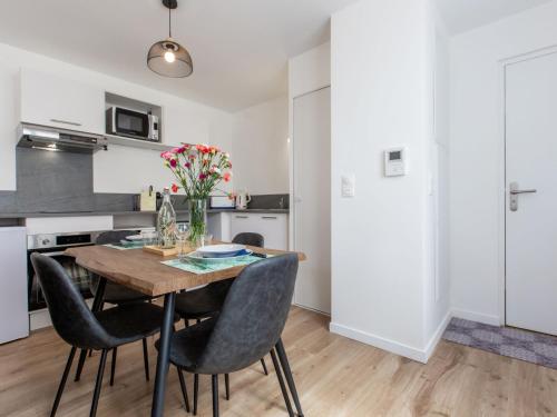une cuisine et une salle à manger avec une table et des chaises en bois dans l'établissement Studio Cap Océan-15 by Interhome, à Capbreton