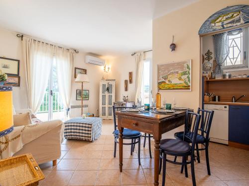 une cuisine et un salon avec une table et des chaises dans l'établissement Apartment La Bouée-3 by Interhome, à Antibes