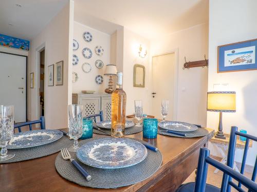 une table de salle à manger avec des assiettes et des verres dessus dans l'établissement Apartment La Bouée-3 by Interhome, à Antibes