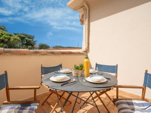 une table et des chaises sur un balcon avec une fenêtre dans l'établissement Apartment La Bouée-3 by Interhome, à Antibes