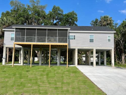 Casa grande con ventanas grandes y patio en Crystal River Highrise, en Crystal River