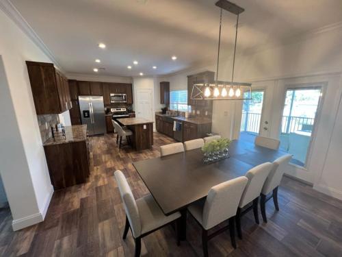 Una cocina y un comedor con mesa y sillas. en Crystal River Highrise, en Crystal River