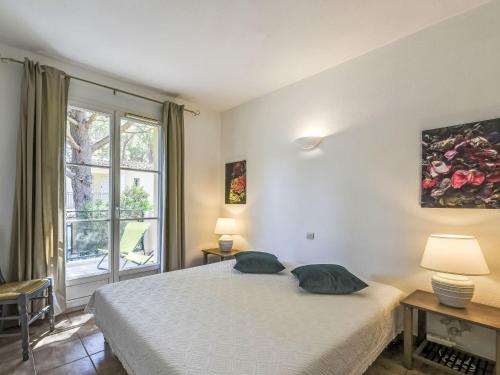 une chambre avec un lit et une grande fenêtre dans l'établissement Apartment Le Jardin d'Artemis-2 by Interhome, à Saint-Tropez