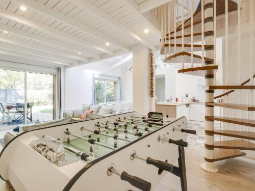 - un salon avec une table en verre et un échiquier dans l'établissement Holiday Home Le Chant Des 4 Sirènes by Interhome, à La Teste-de-Buch