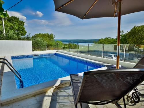 Bazén v ubytování Holiday Home Ivan by Interhome nebo v jeho okolí