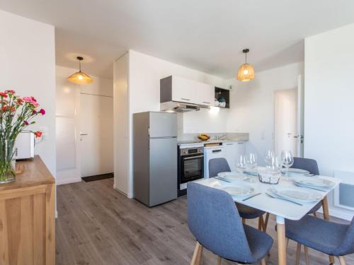 une cuisine et une salle à manger avec une table et des chaises dans l'établissement Apartment Cap Océan-18 by Interhome, à Capbreton