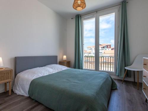 une chambre avec un lit et une grande fenêtre dans l'établissement Apartment Cap Océan-18 by Interhome, à Capbreton