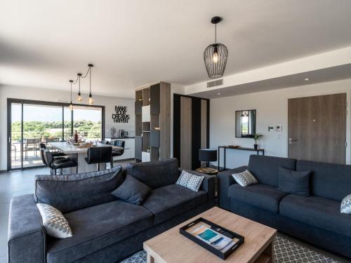 un salon avec un canapé et une table dans l'établissement Apartment Domaine d'Arca-1 by Interhome, à Porto-Vecchio