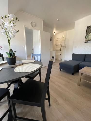 un salon avec une table et un canapé dans l'établissement Appartement rénové tout équipé, centre ville, proche de la gare et commerce, à Flers