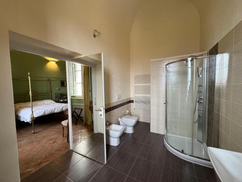 a bathroom with a shower and a toilet and a bed at Villa Dell'Annunziata in Rieti