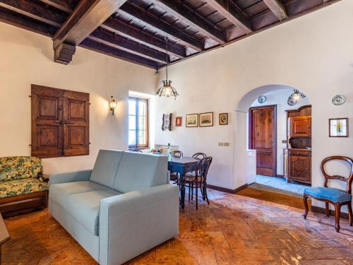 una sala de estar con un sofá y una mesa en Apartment Sissi by Interhome, en Musso