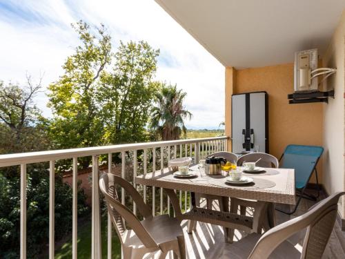 een tafel en stoelen op een balkon met uitzicht bij Apartment Europa by Interhome in Canet-en-Roussillon