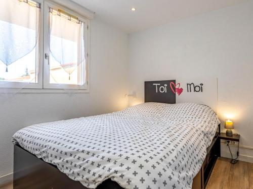 une chambre avec un lit avec une couette noire et blanche dans l'établissement Apartment Europa by Interhome, à Canet