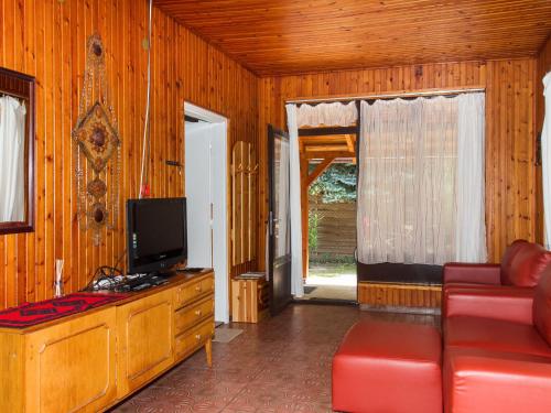 Televízia a/alebo spoločenská miestnosť v ubytovaní Holiday Home Marie by Interhome